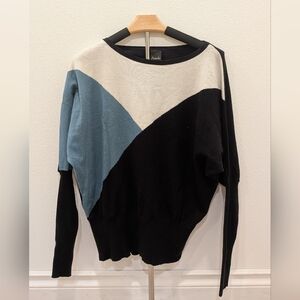 Aaeda Women's Sweater - M